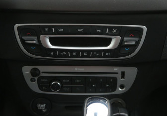 Подержанный автомобиль Renault Fluence 2013 года (13 фото)