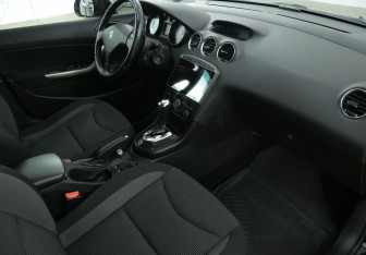 Подержанный автомобиль Peugeot 408 2013 года (9 фото)
