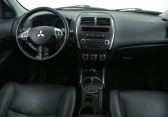 Подержанный автомобиль Mitsubishi ASX 2011 года (12 фото)