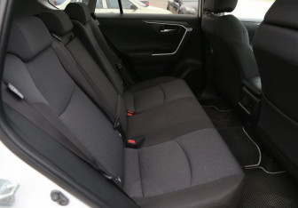 Подержанный автомобиль Toyota RAV4 2020 года (11 фото)