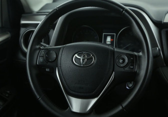 Подержанный автомобиль Toyota RAV4 2018 года (16 фото)