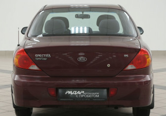 Подержанный автомобиль Kia Spectra Sedan 2006 года (3 фото)