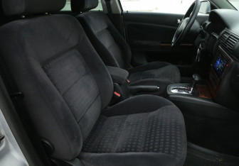 Подержанный автомобиль Volkswagen Passat Sedan 2003 года (10 фото)