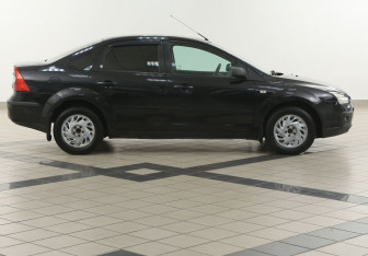 Подержанный автомобиль Ford Focus Sedan 2006 года (5 фото)