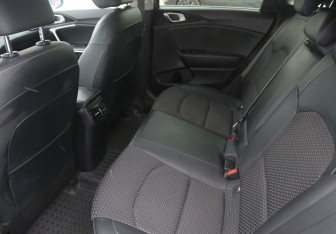 Подержанный автомобиль Kia Ceed Hatchback 2018 года (18 фото)