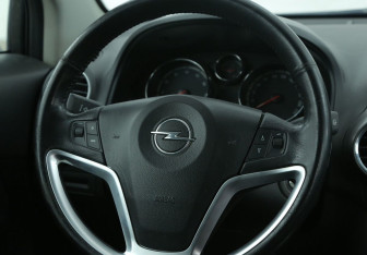 Подержанный автомобиль Opel Antara 2008 года (16 фото)