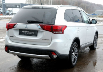 Подержанный автомобиль Mitsubishi Outlander 2016 года (6 фото)