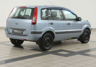 Подержанный автомобиль Ford Fusion 2006 года (4 фото)