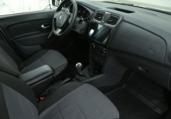 Подержанный автомобиль Renault Sandero 2015 года (9 фото)