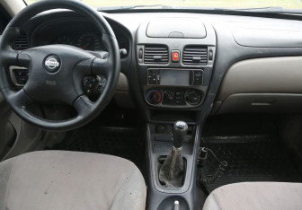 Подержанный автомобиль Nissan Almera Sedan 2002 года (12 фото)