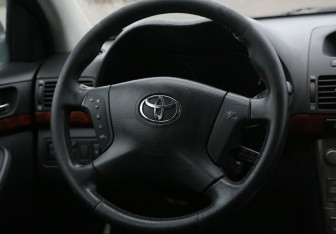 Подержанный автомобиль Toyota Avensis Sedan 2004 года (16 фото)