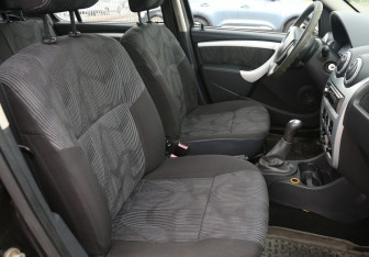 Подержанный автомобиль Renault Sandero 2011 года (10 фото)