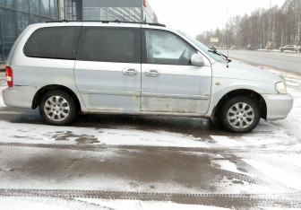 Подержанный автомобиль Kia Carnival 2005 года (7 фото)