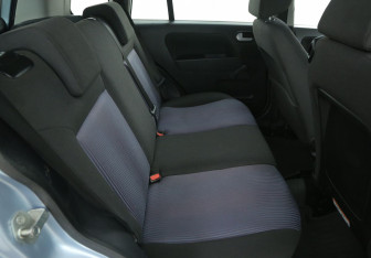 Подержанный автомобиль Ford Fusion 2006 года (11 фото)