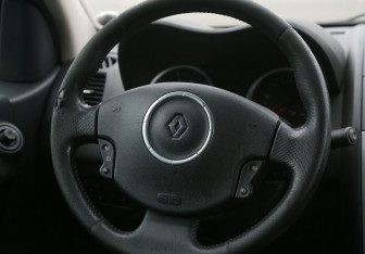 Подержанный автомобиль Renault Megane Sedan 2009 года (17 фото)