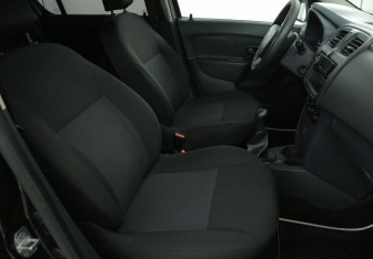 Подержанный автомобиль Renault Sandero 2015 года (10 фото)