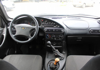 Подержанный автомобиль Chevrolet Niva 2008 года (13 фото)