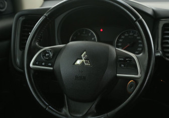 Подержанный автомобиль Mitsubishi Outlander 2015 года (16 фото)