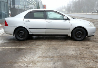 Подержанный автомобиль Toyota Corolla Sedan 2003 года (7 фото)