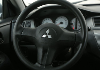 Подержанный автомобиль Mitsubishi Lancer Sedan 2006 года (16 фото)
