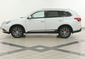 Подержанный автомобиль Mitsubishi Outlander 2017 года (7 фото)