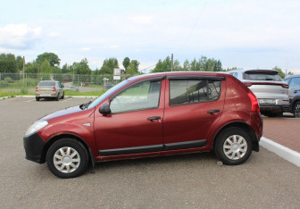 Подержанный автомобиль Renault Sandero 2013 года (4 фото)