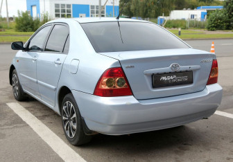 Подержанный автомобиль Toyota Corolla Sedan 2004 года (4 фото)