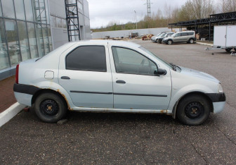 Подержанный автомобиль Renault Logan Sedan 2005 года (8 фото)