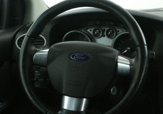 Подержанный автомобиль Ford Focus Hatchback 2010 года (16 фото)