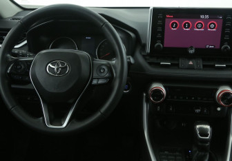 Подержанный автомобиль Toyota RAV4 2020 года (14 фото)