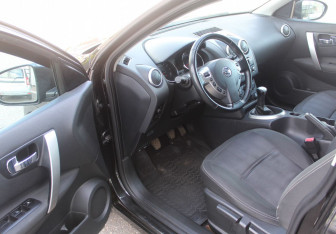 Подержанный автомобиль Nissan Qashqai 2012 года (15 фото)