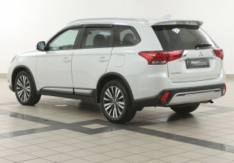 Подержанный автомобиль Mitsubishi Outlander 2021 года (2 фото)