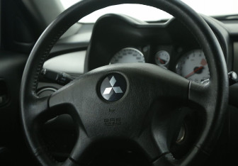 Подержанный автомобиль Mitsubishi Outlander 2006 года (16 фото)