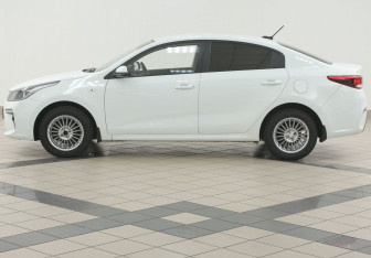 Подержанный автомобиль Kia Rio Sedan 2017 года (7 фото)