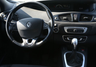 Подержанный автомобиль Renault Scenic 2015 года (14 фото)