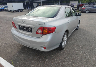 Подержанный автомобиль Toyota Corolla Sedan 2006 года (7 фото)