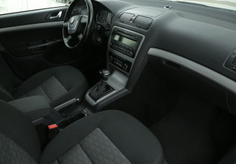 Подержанный автомобиль Skoda Octavia Liftback 2012 года (9 фото)