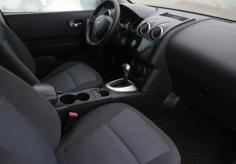 Подержанный автомобиль Nissan Qashqai 2012 года (9 фото)