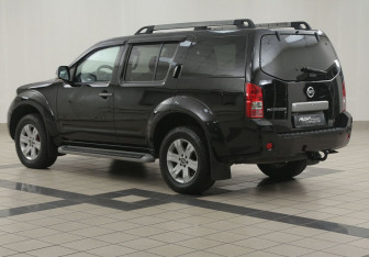 Подержанный автомобиль Nissan Pathfinder 2008 года (2 фото)