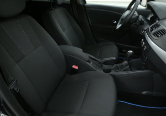 Подержанный автомобиль Renault Fluence 2012 года (10 фото)
