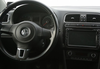 Подержанный автомобиль Volkswagen Polo Sedan 2014 года (14 фото)