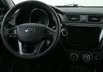 Подержанный автомобиль Kia Rio Sedan 2013 года (14 фото)