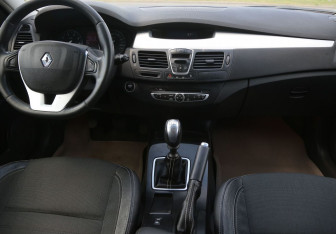 Подержанный автомобиль Renault Laguna Wagon 2008 года (12 фото)