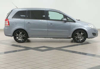 Подержанный автомобиль Opel Zafira Compactvan 2008 года (5 фото)