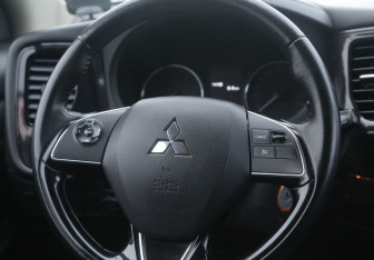 Подержанный автомобиль Mitsubishi Outlander 2016 года (16 фото)