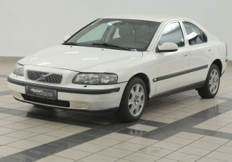 Подержанный автомобиль Volvo S60 2002 года (8 фото)