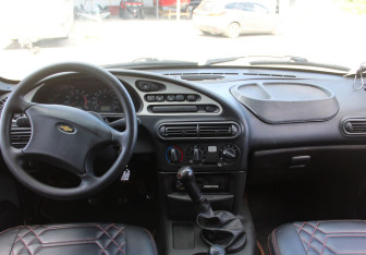 Подержанный автомобиль Chevrolet Niva 2004 года (14 фото)
