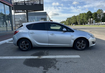 Подержанный автомобиль Opel Astra Hatchback 2012 года (6 фото)
