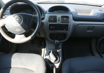 Подержанный автомобиль Renault Symbol 2004 года (12 фото)