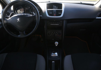Подержанный автомобиль Peugeot 207 Hatchback 2008 года (12 фото)